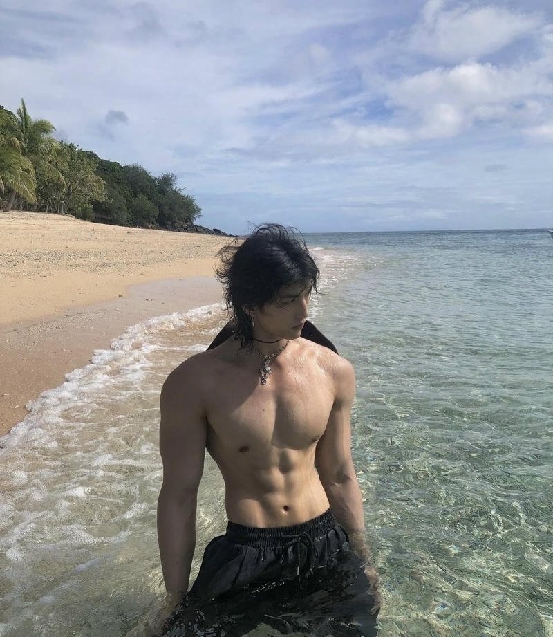 Chàng trai cởi trần khoe body mạnh mẽ nam tính