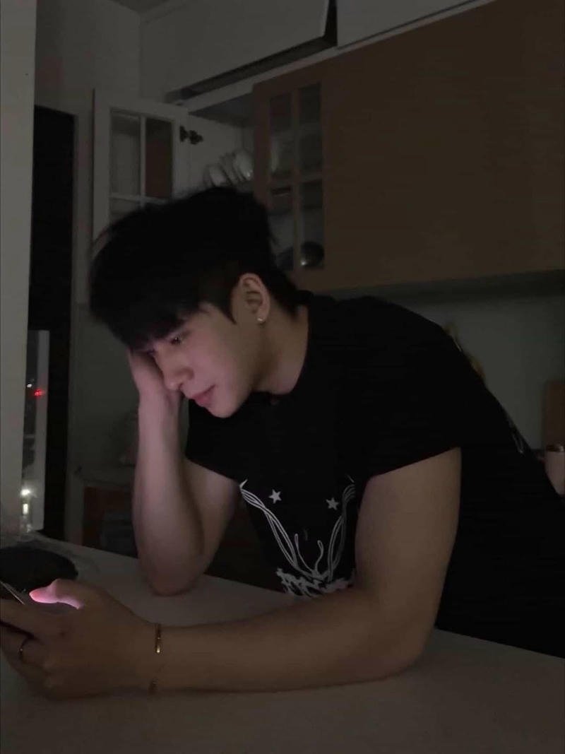 Chàng trai cười nhẹ phong cách nam thần Việt