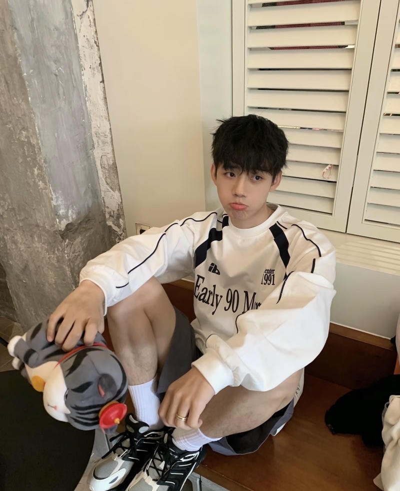 Chàng trai cute có ánh mắt sâu và gương mặt ưa nhìn