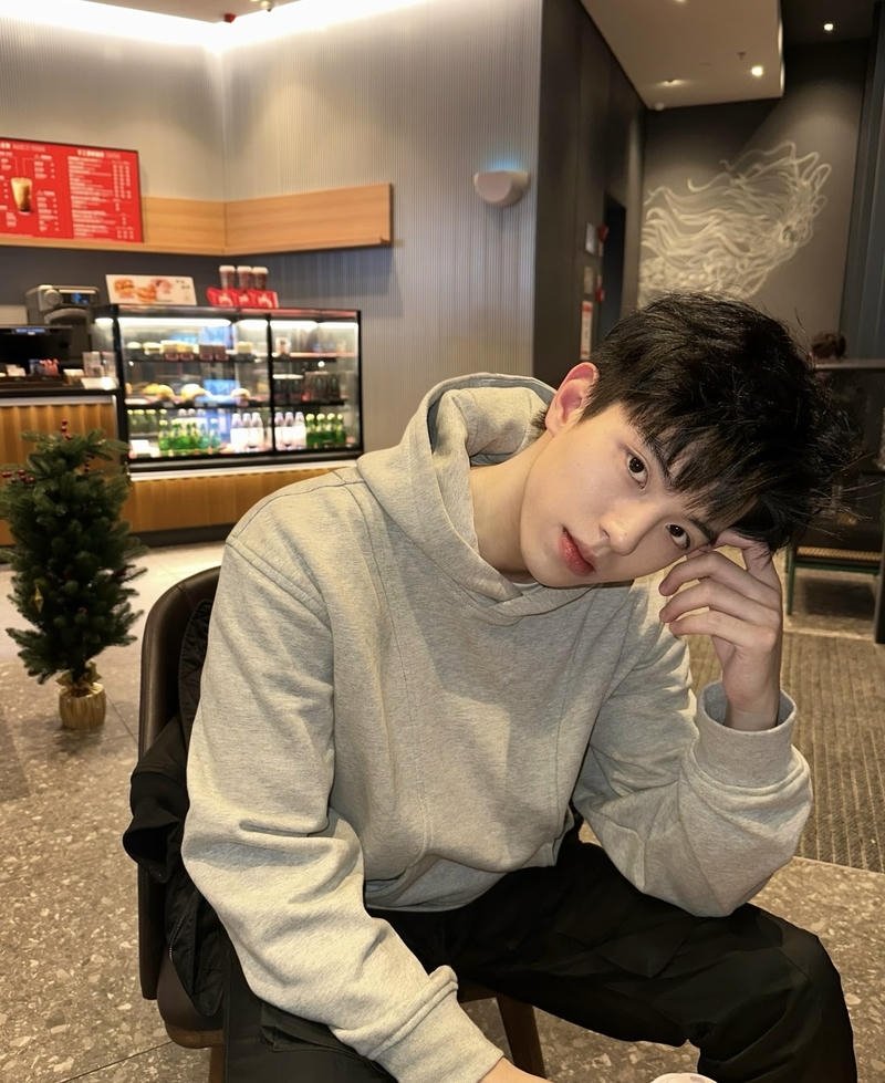 Chàng trai cute với gương mặt sáng sủa rất thu hút