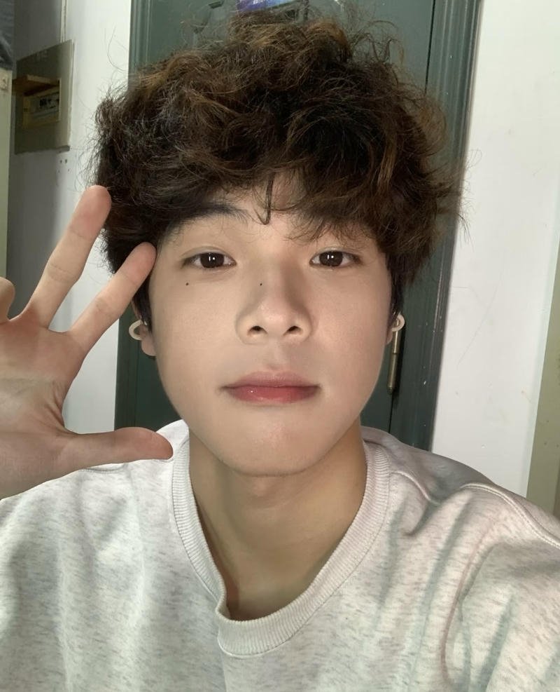 Chàng trai cute với thần thái nhẹ nhàng đầy thu hút