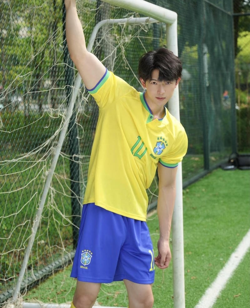 Chàng trai đá bóng với ánh nhìn hiền đầy thiện cảm