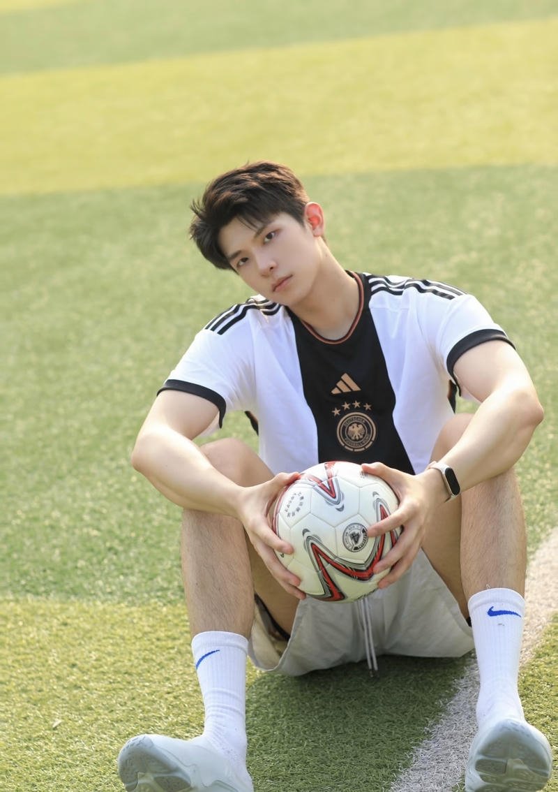 Chàng trai đá bóng với ánh nhìn tự tin đầy thu hút