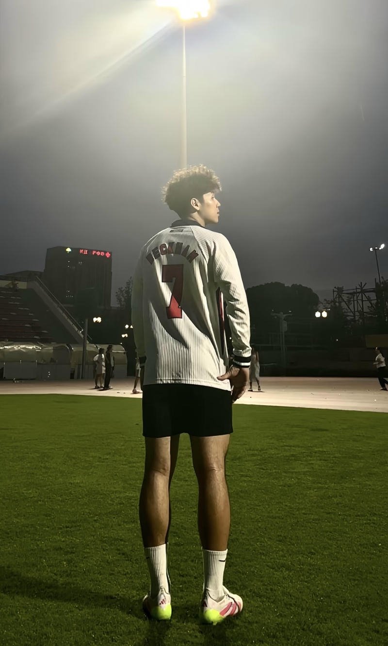 Chàng trai đá bóng với phong cách đơn giản rất cuốn