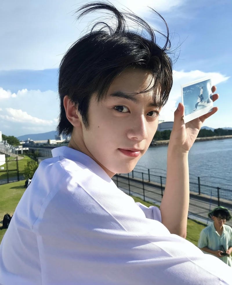 Chàng trai đáng yêu có ánh nhìn hiền tạo cảm giác gần gũi