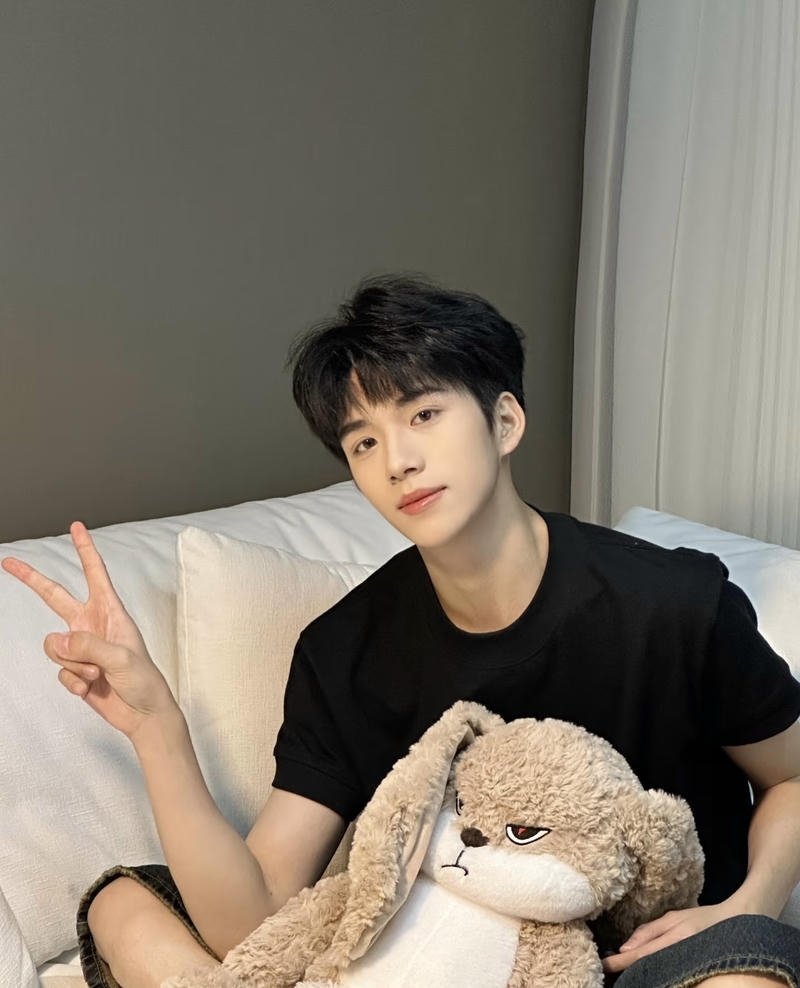 Chàng trai đáng yêu với gương mặt hài hòa dễ gây chú ý