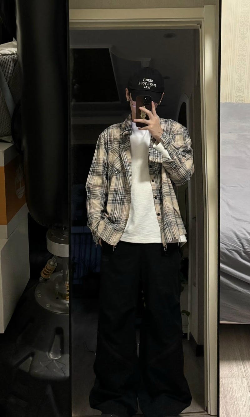 Chàng trai đẹp chụp trước gương che mặt có vẻ cuốn riêng