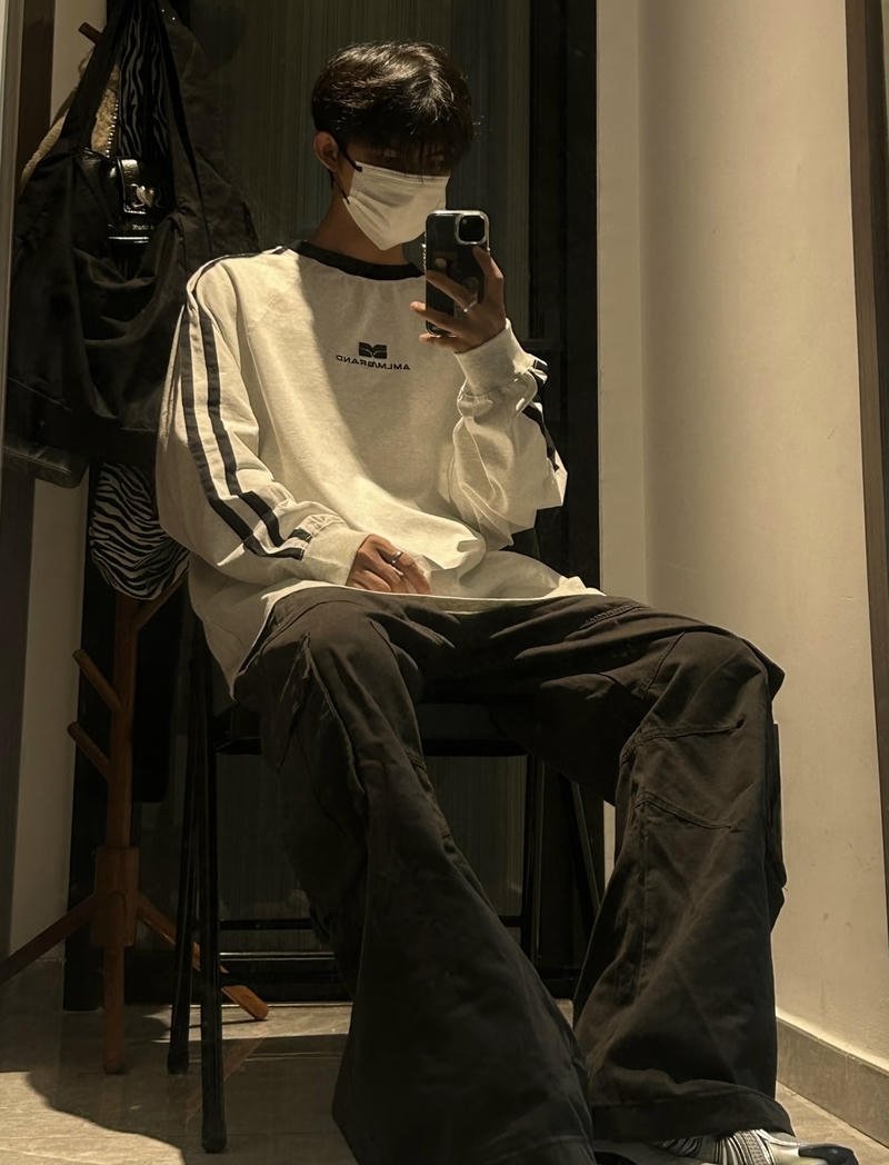 Chàng trai đẹp chụp trước gương che mặt mang vẻ lạnh lùng