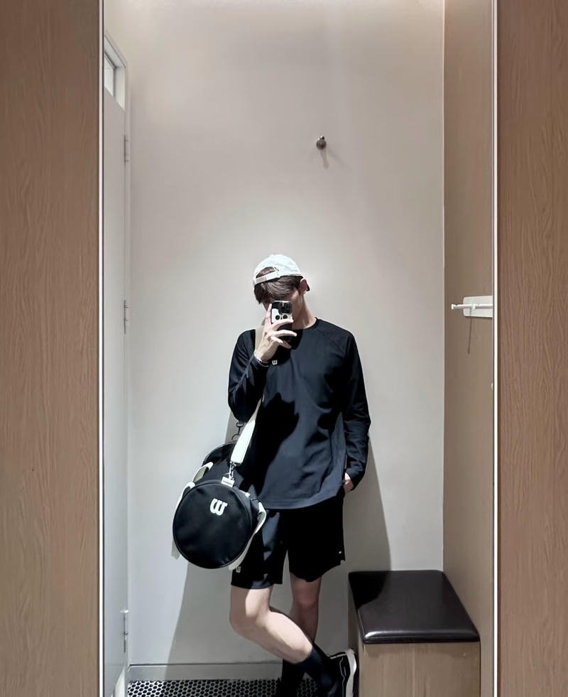 Chàng trai đẹp chụp trước gương che mặt tạo cảm giác riêng