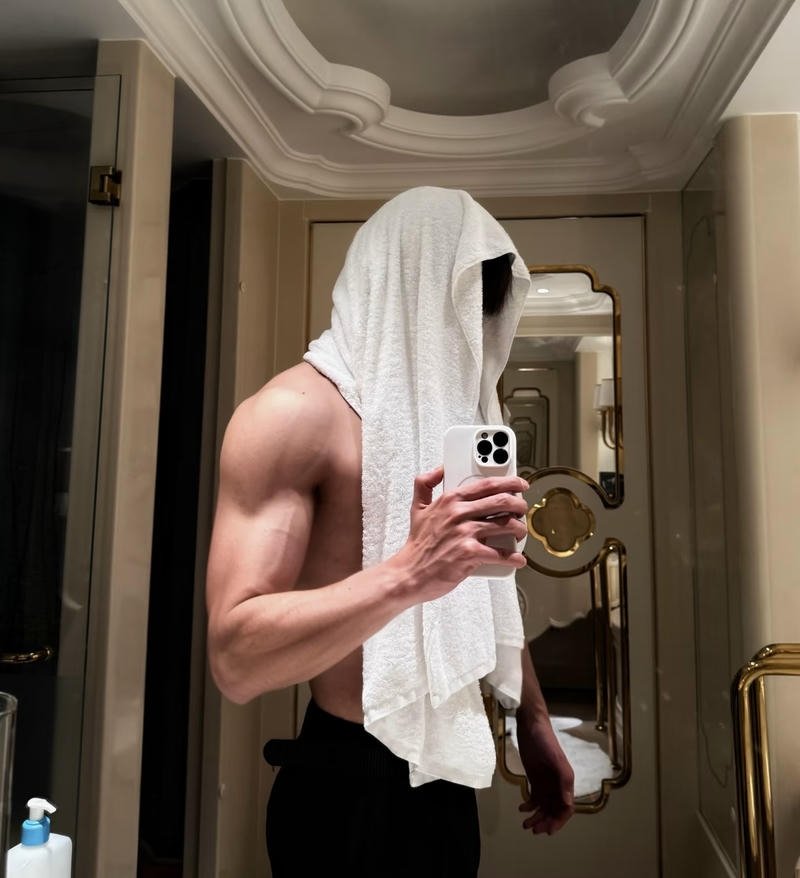 Chàng trai đẹp chụp trước gương che mặt tạo điểm nhấn riêng