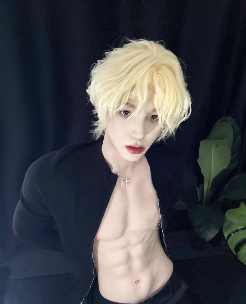 Chàng trai điển trai với nụ cười tỏa nắng