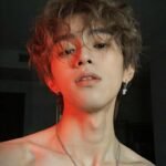 Chàng trai đứng phố với phong cách thời trang đẹp