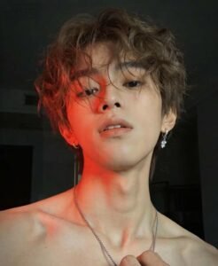 Chàng trai đứng phố với phong cách thời trang đẹp