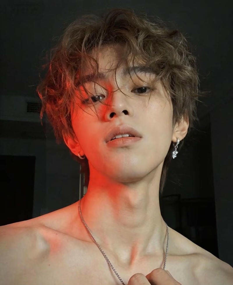 Chàng trai đứng phố với phong cách thời trang đẹp