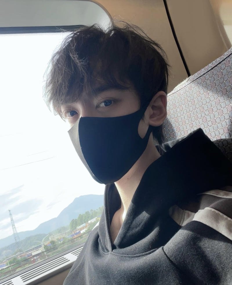 Chàng trai góc nghiêng ánh sáng nhẹ trai đẹp đeo khẩu trang