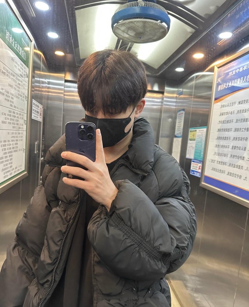 Chàng trai góc nghiêng ánh sáng nhẹ trai đẹp đeo khẩu trang(1)