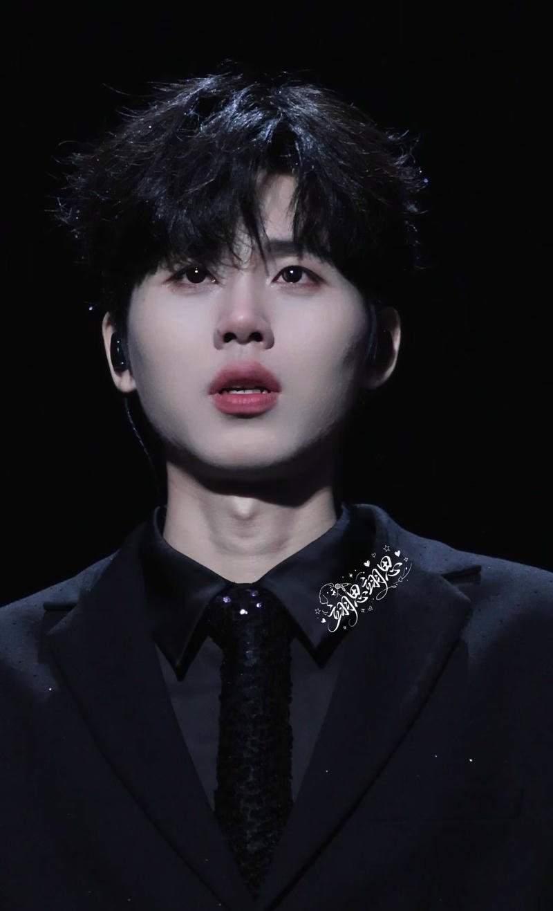 Chàng trai khóc nhẹ trong không gian yên tĩnh