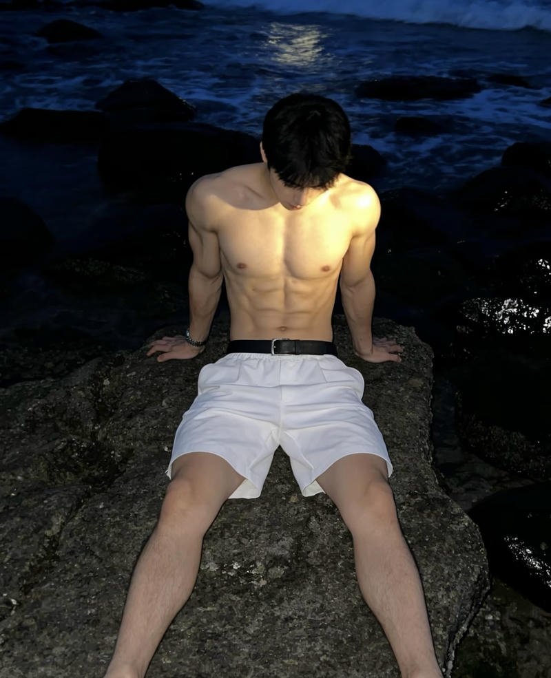 Chàng trai khoe body cơ bụng cuốn hút tự nhiên