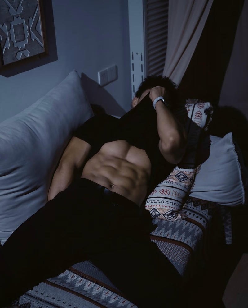 Chàng trai khoe cơ bụng rõ nét tay che khuôn mặt