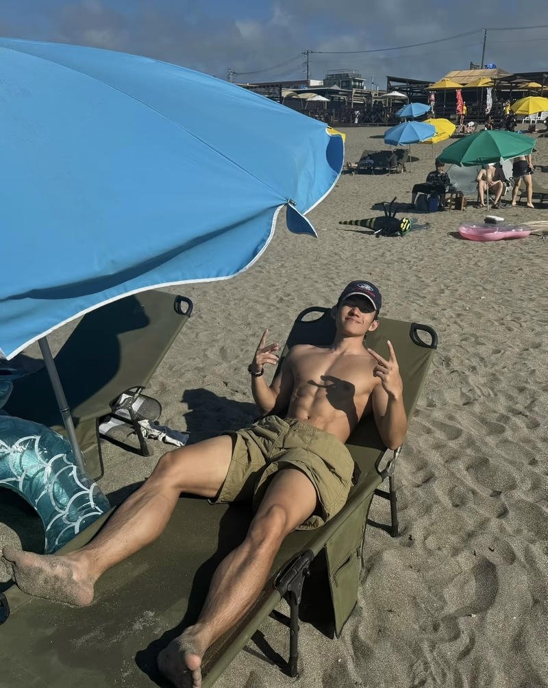 Chàng trai khoe cơ bụng săn chắc đầy cuốn hút