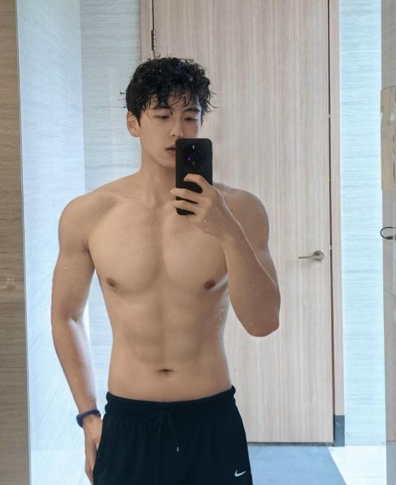 Chàng trai khoe cơ bụng trong ảnh trai 6 múi