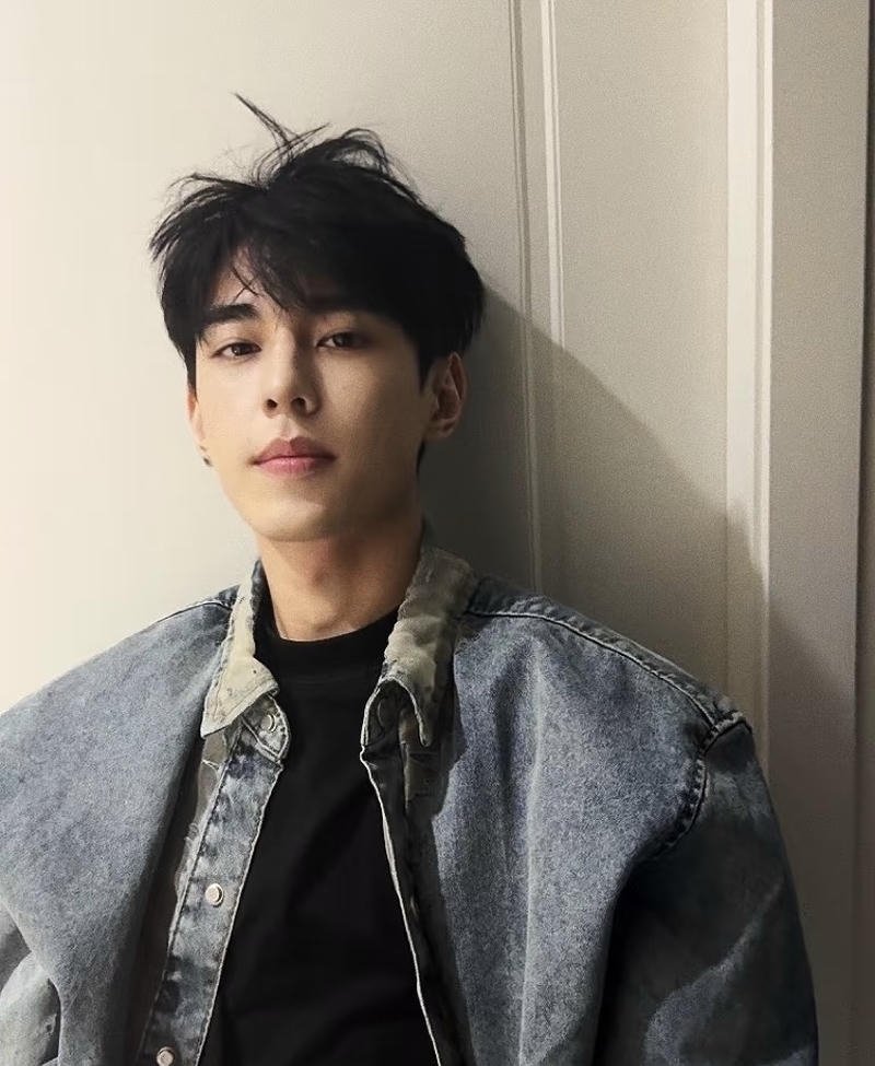 Chàng trai lớp mười hai tạo dáng trẻ trung K12