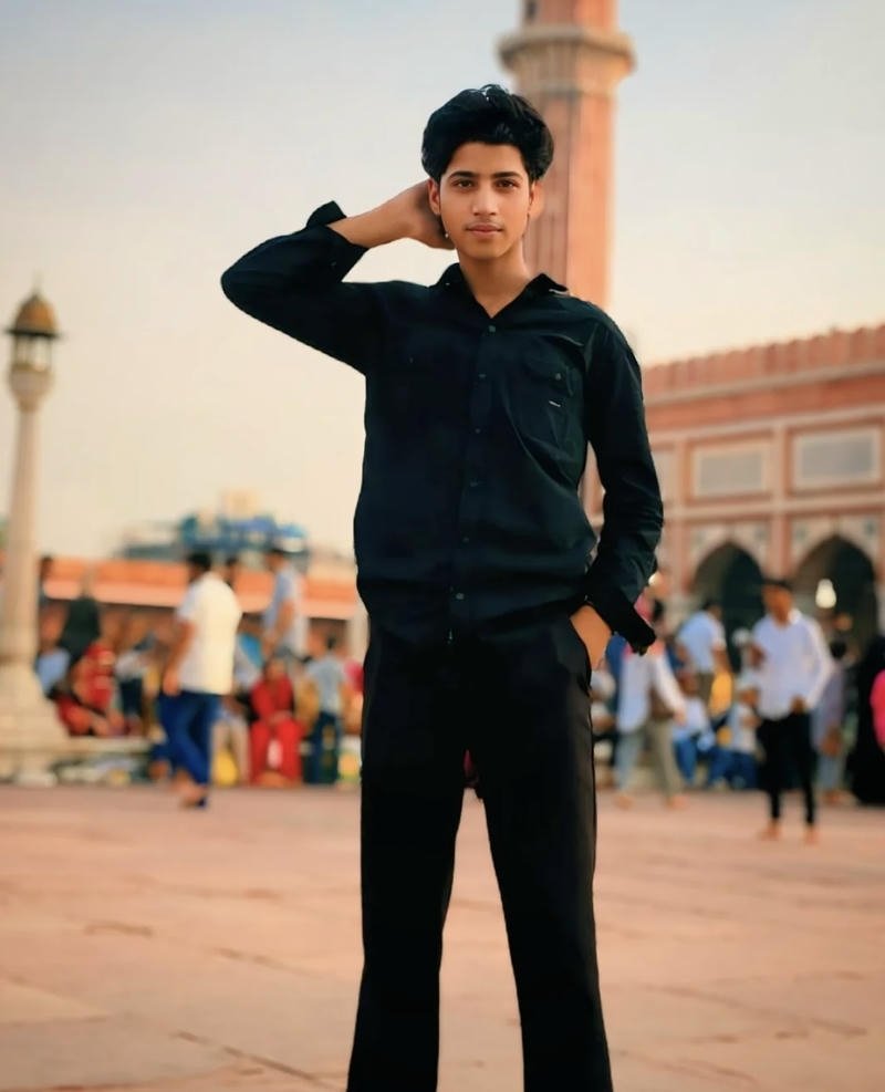 Chàng trai mặc áo đen phong cách Ấn Độ
