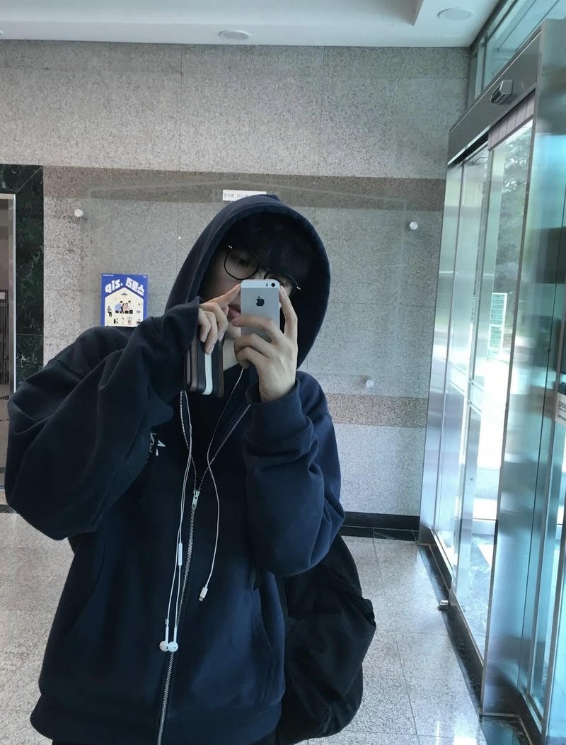 Chàng trai mặc áo hoodie cá tính ảnh trai hàn quốc
