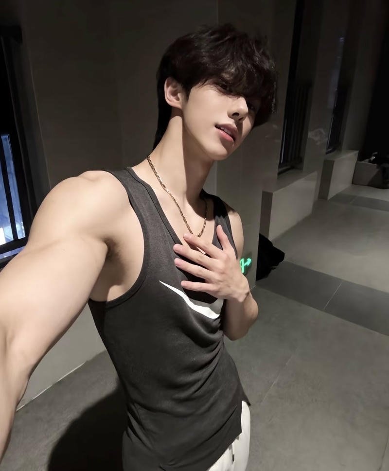 Chàng trai mặc đồ đơn giản nhưng vẫn nổi bật