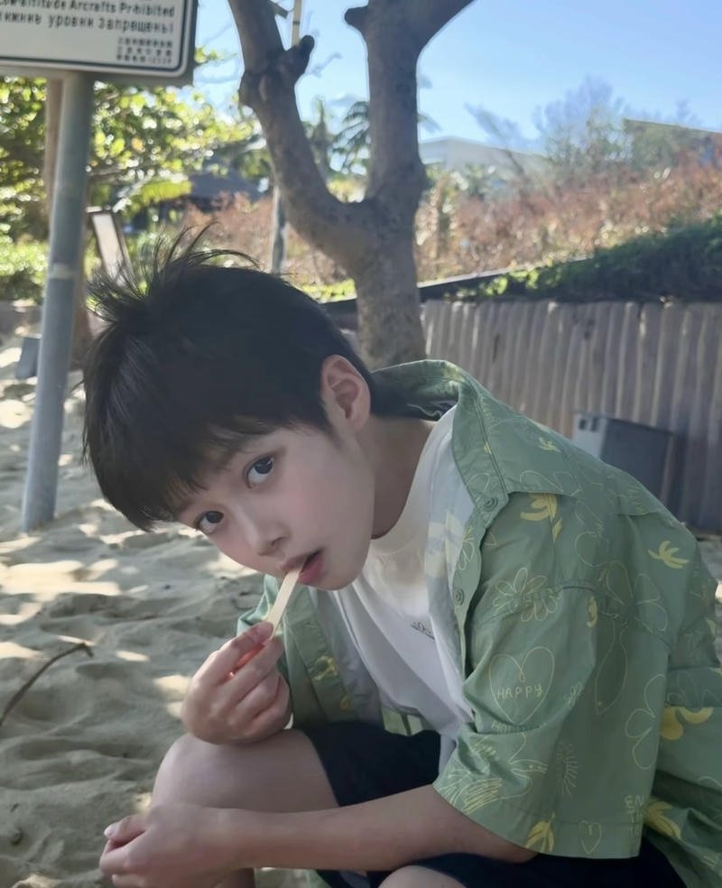 Chàng trai mang vibe nhẹ nhàng trong ảnh trai đẹp 2k13