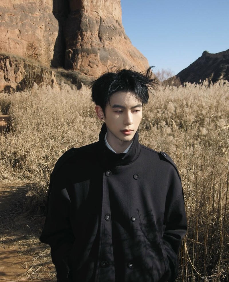 Chàng trai phong trần nét mặt trầm tĩnh