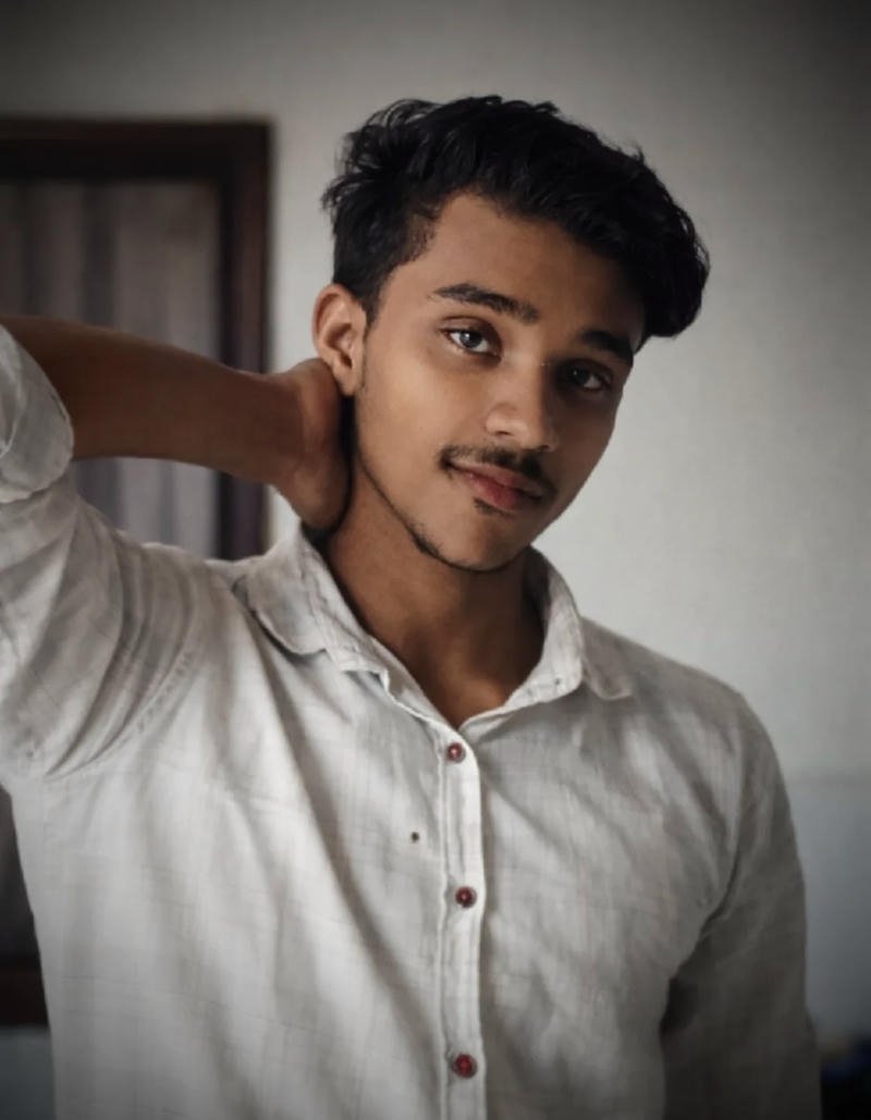 Chàng trai râu nhẹ phong trần ảnh trai ấn độ