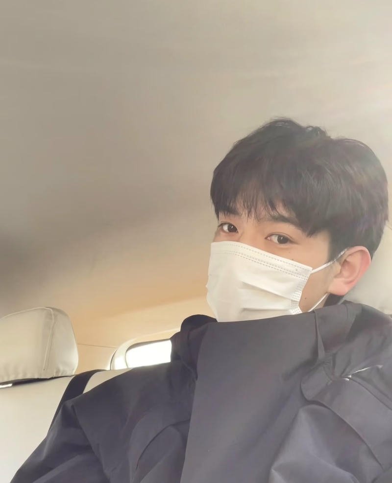 Chàng trai selfie góc chéo gương mặt cùng khẩu trang