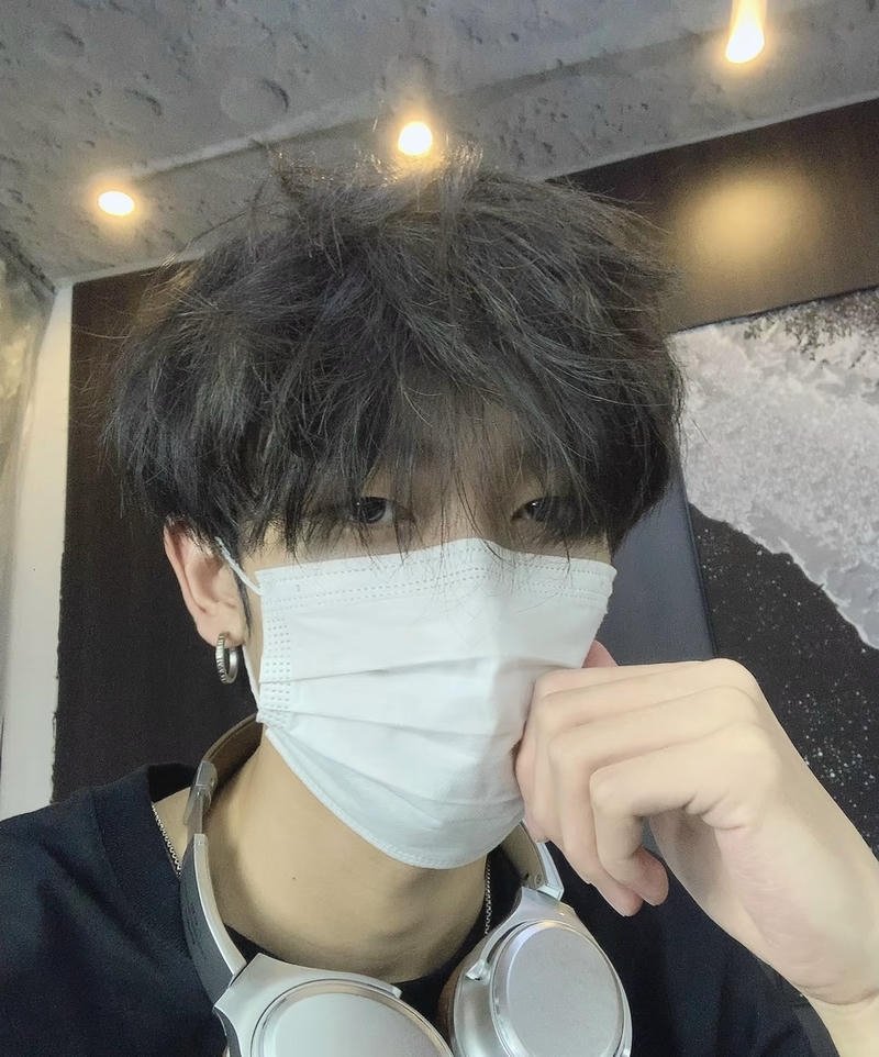 Chàng trai selfie góc gần gương mặt với khẩu trang