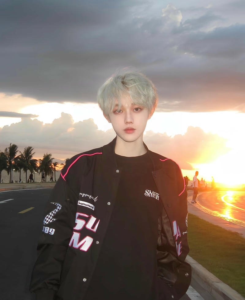 Chàng trai selfie với góc nghiêng thần thánh