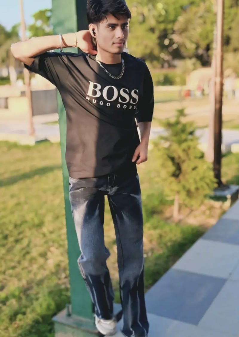 Chàng trai tạo dáng cool ngầu phong cách Ấn Độ