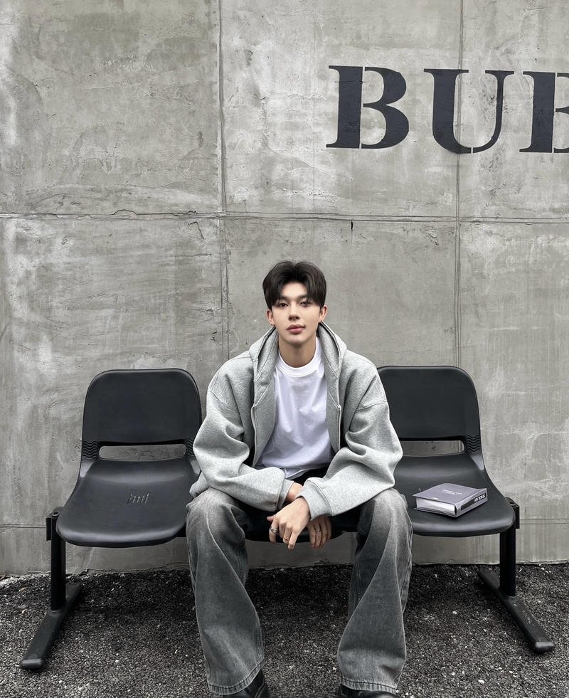 Chàng trai tạo dáng tự nhiên ngoài trời vibe ảnh trai Douyin