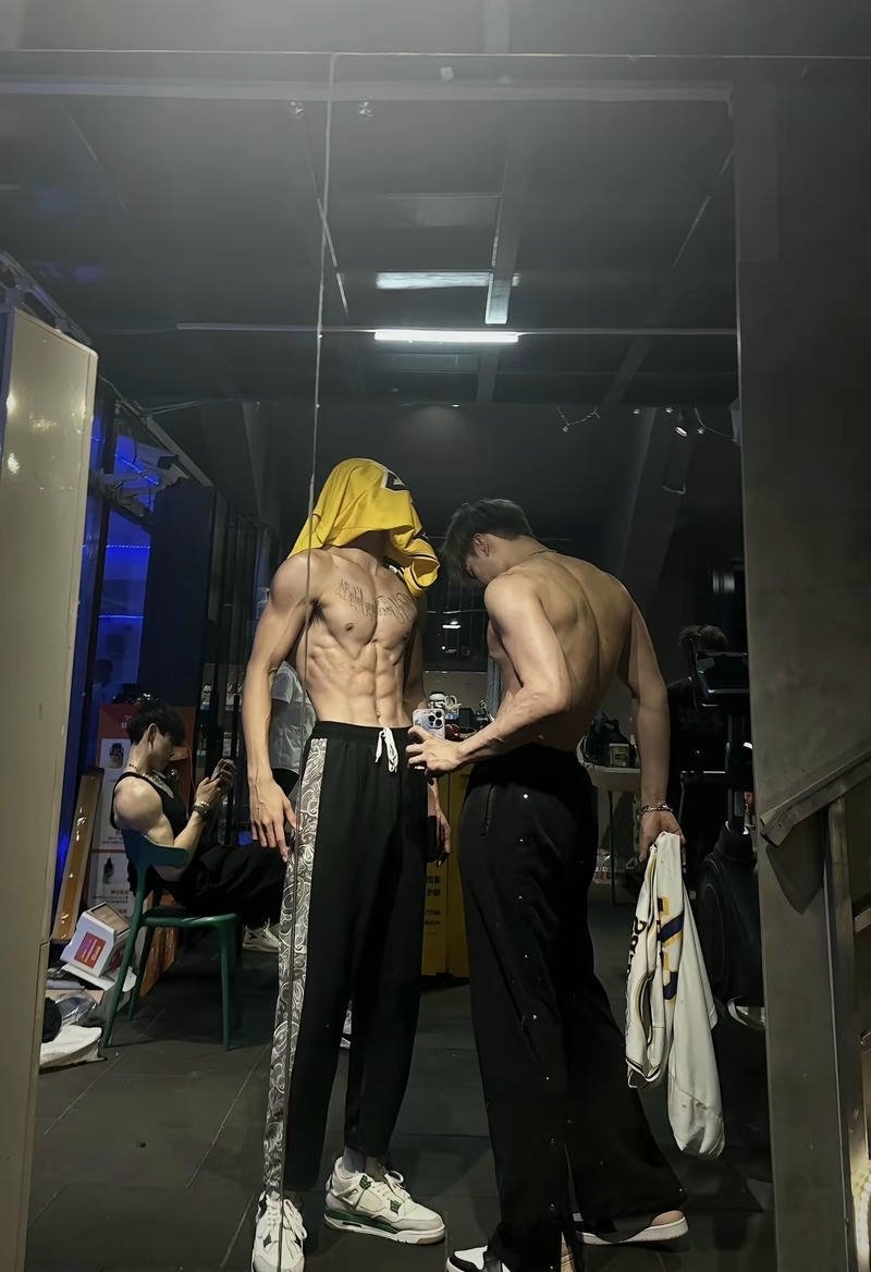 Chàng trai tập gym khoe cơ bụng trong hình ảnh trai 6 múi che mặt