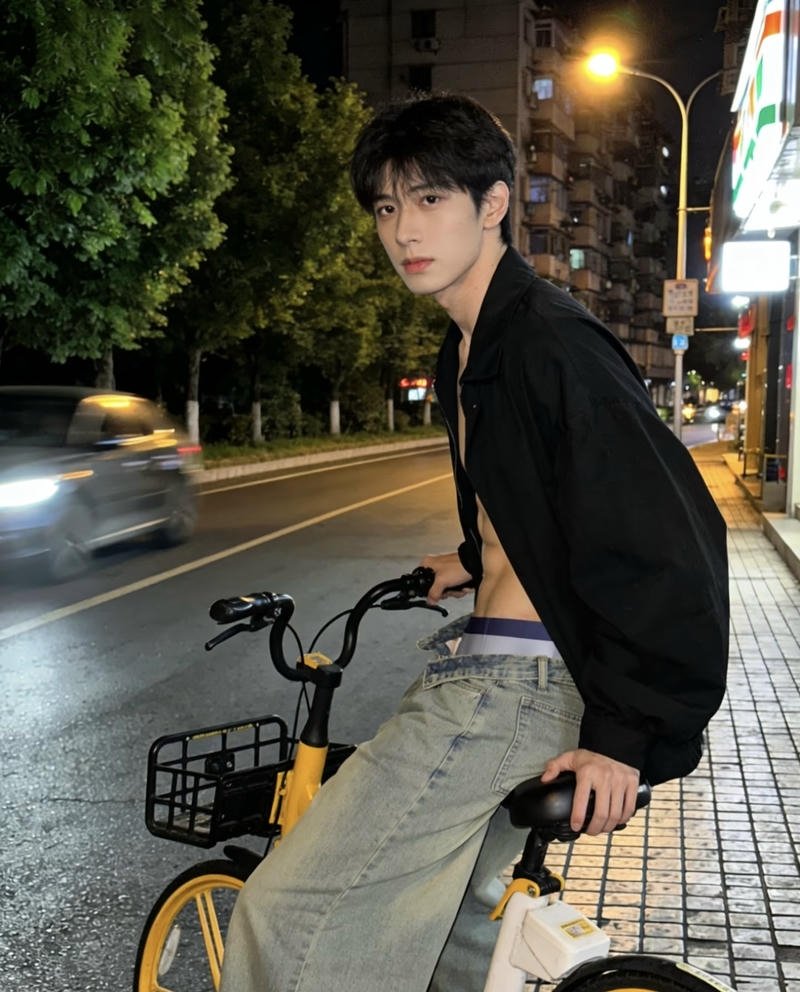 Chàng trai tập gym vóc dáng khỏe khoắn cuốn hút