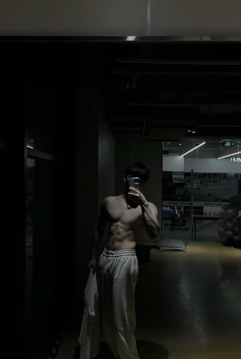 Chàng trai thân hình khỏe khoắn trong hình ảnh trai 6 múi che mặt