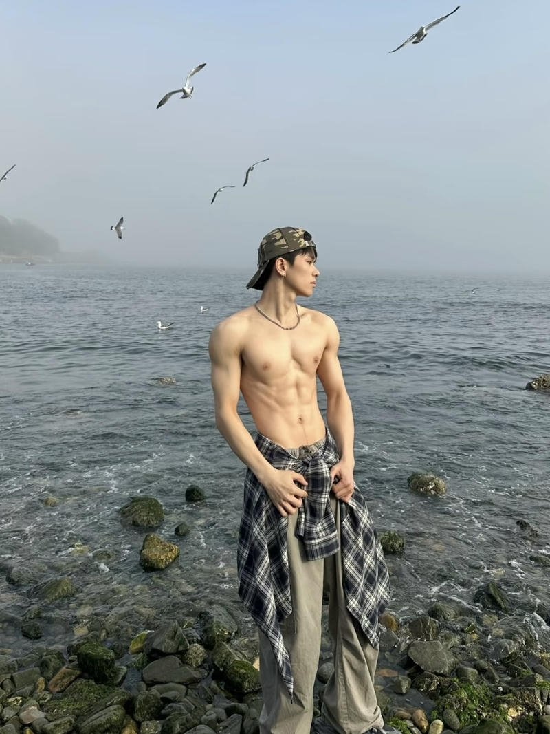 Chàng trai thể hình chuẩn trong ảnh trai 6 múi