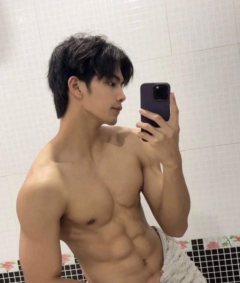 Chàng trai thể hình đẹp body nam tính cuốn hút