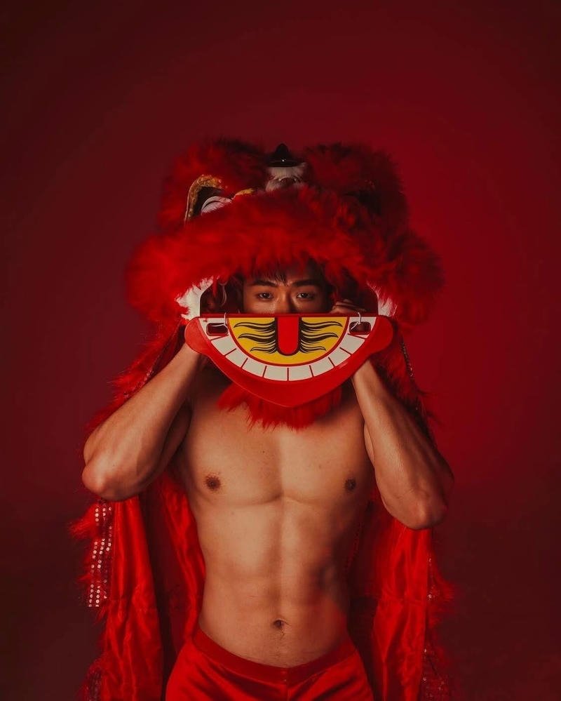 Chàng trai thể hình đẹp che mặt đầy cuốn hút