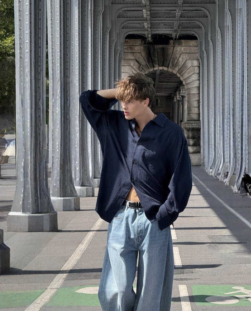 Chàng trai tóc đen ánh mắt lạnh phong cách cool ngầu