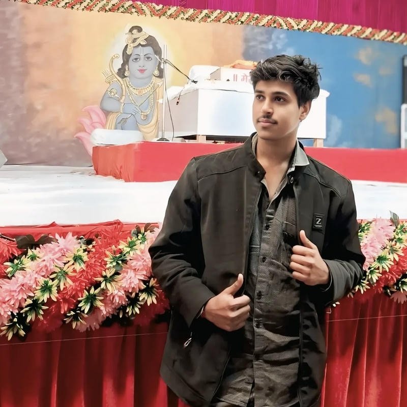 Chàng trai tóc đen dày phong cách Ấn Độ