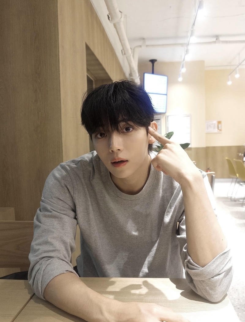 Chàng trai tóc rối nhẹ phong cách ảnh trai hàn quốc