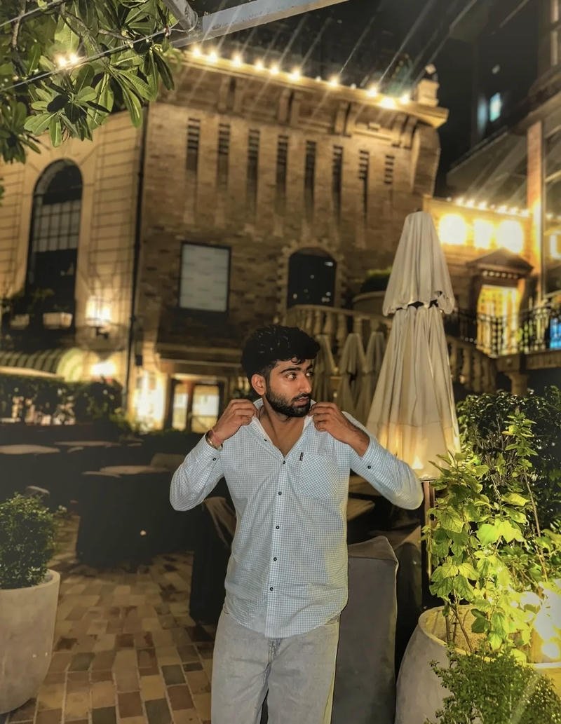 Chàng trai tóc xoăn đặc trưng phong cách Ấn Độ