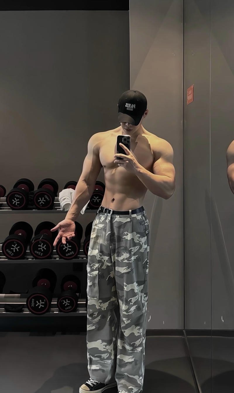 Chàng trai trẻ body săn chắc trong hình ảnh trai 6 múi che mặt