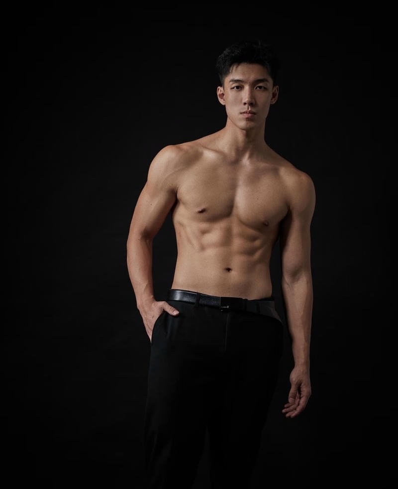 Chàng trai trẻ cơ bụng rõ nét đầy nam tính