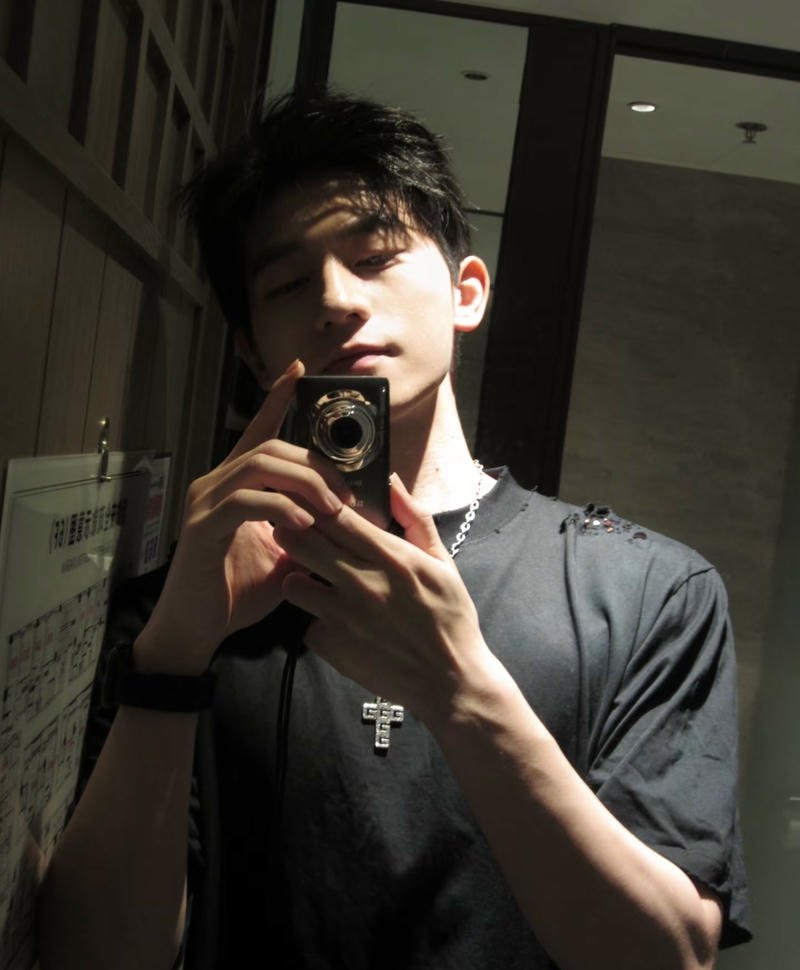 Chàng trai trẻ diện outfit thời trang đầy cá tính